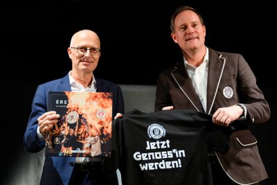 Novum im Profifußball: FC St. Pauli startet Genossenschaft - Hamburgs Bürgermeister Peter Tschentscher (l.) und Clubchef Oke Göttlich präsentieren die FCSP-Genossenschaft.