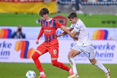 Nullnummer in Heidenheim: Torlos gegen Hoffenheim - Der 1. FC Heidenheim um Paul Wanner (l) und die TSG 1899 Hoffenheim um Tom Bischof (r) kamen erst nach der Pause offensiv in Schwung.