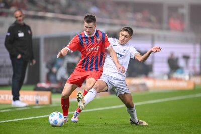 Nullnummer in Heidenheim: Torlos gegen Hoffenheim - Der 1. FC Heidenheim um Jan Schöppner (l) und die TSG 1899 Hoffenheim um Tom Bischof (r) lieferten sich ein intensives Duell.