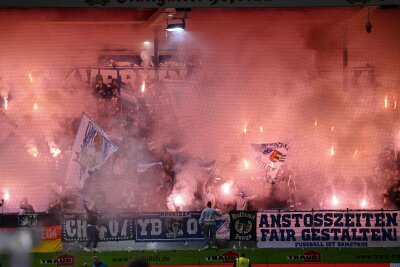 Nullnummer in Heidenheim: Torlos gegen Hoffenheim - Wegen des Abbrennens von Pyrotechnik durch Hoffenheim-Anhänger mussten beide Mannschaften das Spielen kurz einstellen.