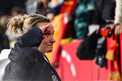 Nur 15 Minuten für Popp: "Schade, ist schon vorbei" - Ein letzter Gruß an die Fans: Popp verabschiedet sich in Duisburg aus der DFB-Elf.