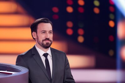 Nur kurzes Gastspiel von Jan Köppen bei Stefan-Raab-Show - Direkt nach seinem Debüt in Stefan Raabs neuer Streaming-Show "Du gewinnst hier nicht die Million" auf RTL+ gibt Jan Köppen die Gast-Moderation schon wieder ab.