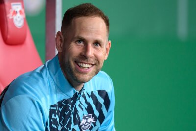 Nur leicht verletzt: Gulacsi und Openda beim BVB dabei - Torwart Peter Gulacsi kann beim BVB spielen.