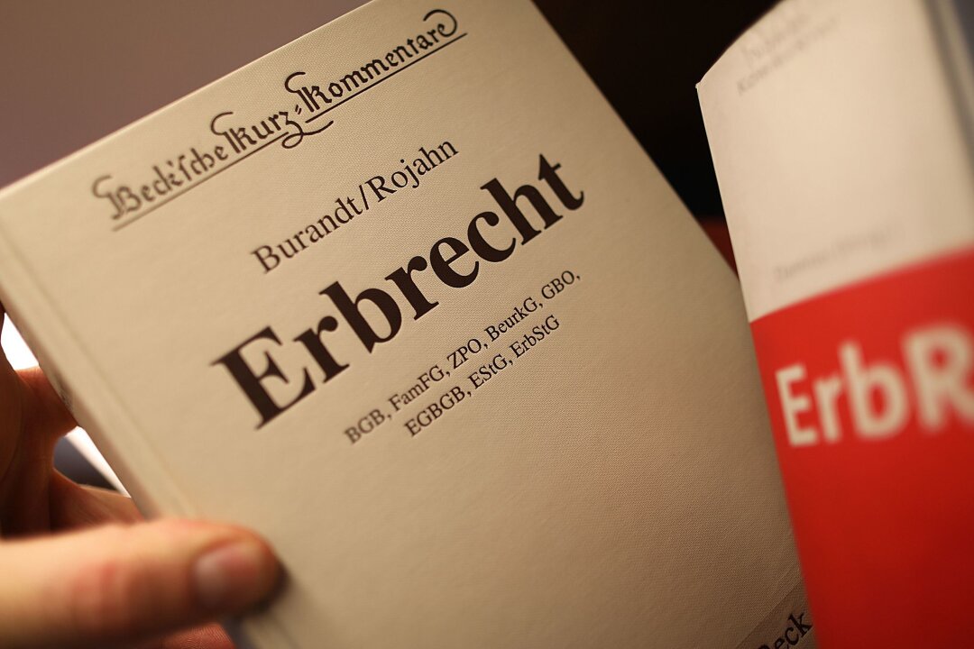 Nur mit gutem Grund: Erbausschlagung rückgängig machen - Wer eine Erbschaft ausschlägt, weil er von einer Überschuldung ausgeht, sollte vorher alle verfügbaren Informationen einholen. Ein Irrtum über die Zusammensetzung des Nachlasses kann die Anfechtung der Ausschlagung ermöglichen.