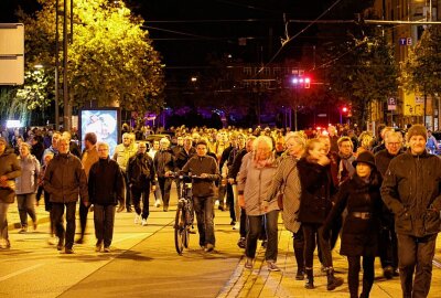 Nur noch heute Abend: "Light our Vision" zeigt zukünftiges Chemnitz - Friedliche Stimmung und rücksichtsvolles Verhalten herrschte zwischen den Chemnitzern und Gästen und den Autofahren sowie dem Nahverkehr. Foto: Harry Härtel