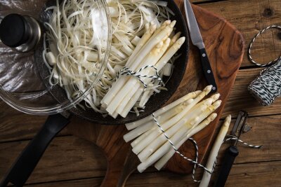 Ob weiß oder grün: So gelingt der Spargel - Vor dem Kochen den Spargel portionsweise mit Küchengarn zusammenbinden.