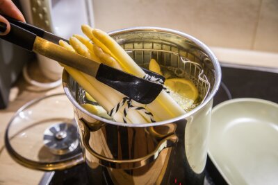 Ob weiß oder grün: So gelingt der Spargel - Kocht der Spargel stehend in einer kleinen Menge Wasser, gehen weniger Vitamine verloren.