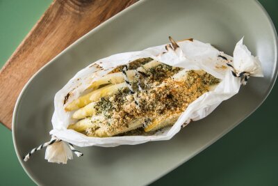 Ob weiß oder grün: So gelingt der Spargel - Im Pergamentpapier gart der Spargel im eigenen Saft und gibt sein Aroma nicht ans Wasser ab.