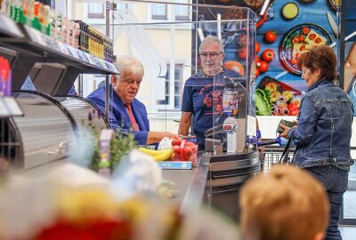 Oberbürgermeister kassiert in Hainichen - Am Samstag eröffnete in Hainichen ein neuer Einkaufsmarkt. Zu diesem Anlass durfte Hainichens Oberbürgermeister Dieter Greysinger eine halbe Stunde lang die Kasse 1 des Marktes besetzen. Foto: Erik Hoffmann