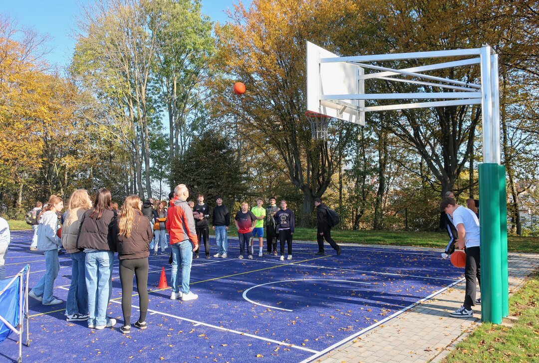 Oberfrohna verfügt nun über moderne Außensportanlagen - Ab jetzt kann auf der Außenanlage auch Basketball gespielt werden. Foto: A. Büchner