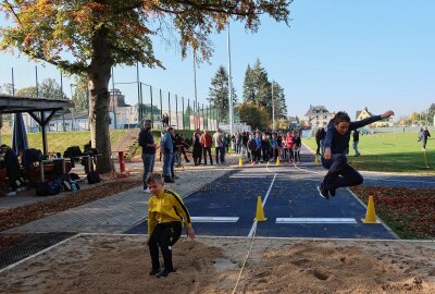 Oberfrohna verfügt nun über moderne Außensportanlagen - Die Grundschüler probierten am Eröffnungstag die neue Weitsprunganlage aus. Foto: A. Büchner