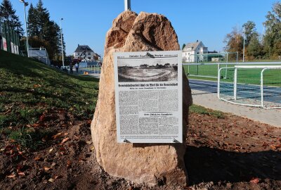 Oberfrohna verfügt nun über moderne Außensportanlagen - Ein Gedenkstein erinnert an die Historie der Traditions-Sportanlage. Foto: A. Büchner