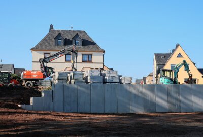 Oberfrohna verfügt nun über moderne Außensportanlagen - Am Rande des Sportplatzes laufen noch restliche Arbeiten. Foto: A. Büchner