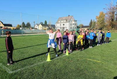 Oberfrohna verfügt nun über moderne Außensportanlagen - Auf dem Fußballplatz wird auch Weitwurf geübt. Foto: A. Büchner