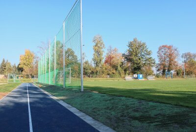 Oberfrohna verfügt nun über moderne Außensportanlagen - Das Gefälle zwischen Rasenplatz und Laufbahn wurde erst bei der Neuplanung und Umsetzung so richtig deutlich. Foto: A. Büchner