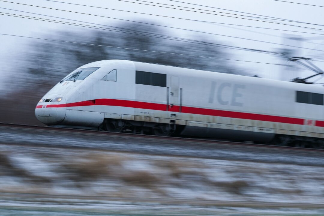 Oberleitungsschaden in Franken behoben - Reisende im Fernverkehr mussten ebenso wie Pendler wegen einer Reparatur an der Oberleitung Geduld mitbringen. (Symbolbild)