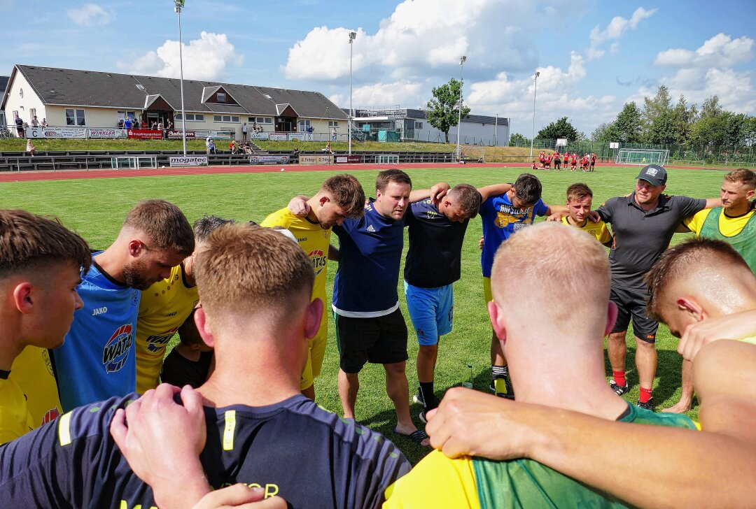 Oberliga-Absteiger Marienberg startet mit Kracher in die Saison - Motor-Trainer Ronny Rother schwört sein Team auf die neue Saison ein. Foto: Andreas Bauer