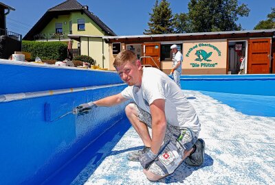 Oberlungwitzer Strumpf- und Vereinsfest verspricht ein Wochenende voller Spaß - Jonas Müller (vorn) und Jan Müller bei der Arbeit im Freibad. Foto: Markus Pfeifer