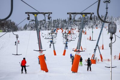 Oberwiesenthal erwägt Verkauf der Fichtelberg Schwebebahn - Das Skigebiet am Fichtelberg muss dringend modernisiert werden. Dazu soll der Stadtrat nun über den Verkauf der kommunalen Betreibergesellschaft FSB entscheiden. (Archivfoto)