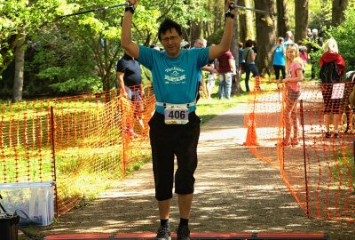 Oederaner Lauftag verbucht Teilnehmerrekord - Heiner Riedel von den Galgenbergläufern Marienberg lief beim Nordic Walking-Wettbewerb über 5 Kilometer als Erster über die Ziellinie. Foto: Gerald Helling