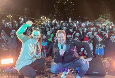 Oelsnitz: MDR JUMP Weihnachtsmarkt-Tour war zu Gast - Sarah von Neuburg und Lars-Christian Karde aus der MDR JUMP Morningshow sind mit der MDR JUMP Weihnachtsmark-Tour in Oelsnitz zu Gast gewesen. Foto: Ralf Wendland