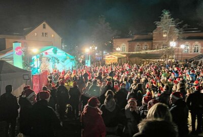 Oelsnitz: MDR JUMP Weihnachtsmarkt-Tour war zu Gast - Der Weihnachtsmarkt in Oelsnitz hat zahlreiche Besucher in die Innenstadt gelockt. Foto: Ralf Wendland