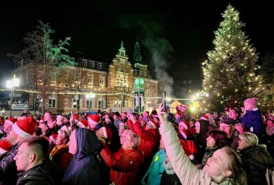 Oelsnitz: MDR JUMP Weihnachtsmarkt-Tour war zu Gast - Der Weihnachtsmarkt in Oelsnitz hat zahlreiche Besucher in die Innenstadt gelockt. Foto: Ralf Wendland