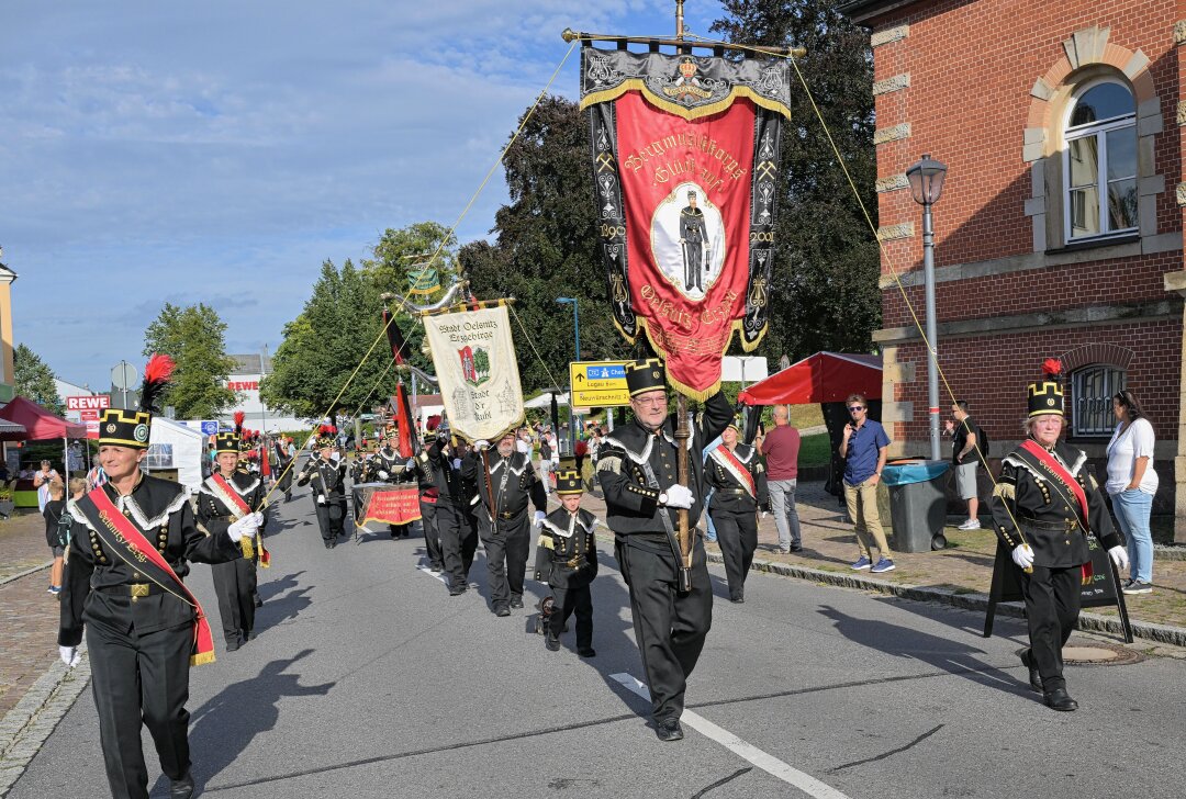 Oelsnitzer haben "100 Jahre Stadtrecht" gefeiert - Bergmännische Traditionen gehörten zum Fest "100 Jahre Stadtrecht Oelsnitz". Foto: Ralf Wendland