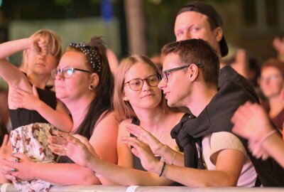 Oelsnitzer haben "100 Jahre Stadtrecht" gefeiert - Anna Heinig (2.v.re.) aus Dorfchemnitz und Adrian Berbig aus Oelsnitz (re.) sind Fans standen beim Loona-Konzert in der ersten Reihe. Foto: Ralf Wendland