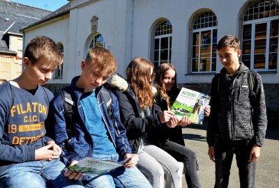 ÖPNV-Wochenende im Vogtland: Zwei Fahrgäste brauchen nur ein Ticket! - Die Aktion gilt für Fahrten in Bussen, Zügen und Straßenbahnen im Vogtlandkreis sowie auf den verbundübergreifenden Linien. Foto: Karsten Repert