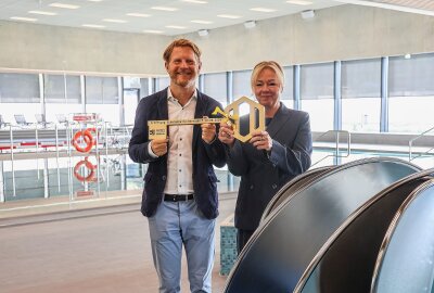 Offizielle Eröffnung: Bahnen frei im neuen Bernsdorfer Bad - Die Chemnitzer Bürgermeister Michael Stötzer und Dagmar Ruscheinsky übergaben symbolisch den Schlüssel. Foto: Peggy Schellenberger