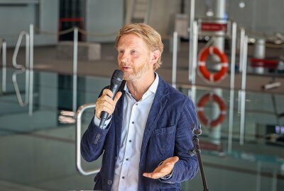 Offizielle Eröffnung: Bahnen frei im neuen Bernsdorfer Bad - Pünktlich zum Weltkindertag fand gemeinsam mit der Bürgermeisterin für Bildung, Soziales, Jugend, Kultur und Sport, Dagmar Ruscheinsky und Norman Schröder, dem Leiter der Abteilung Bäder im Sportamt, die offizielle Schlüsselübergabe für das neue Schwimmbad statt. Foto: Peggy Schellenberger