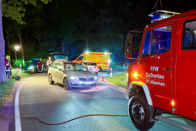 Ohne Kontakt: E-Call löst Feuerwehreinsatz aus - Fahrer im Krankenhaus - Das E-Call System des Fahrers löste einen Großeinsatz aus. 