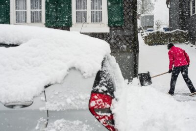 Ohne Salz: Richtig streuen bei Schnee und Eis - Verkehrssicherungspflicht: Eigentümer und Mieter müssen Gehwege und Zugänge bei Schnee und Eis sicher passierbar halten.