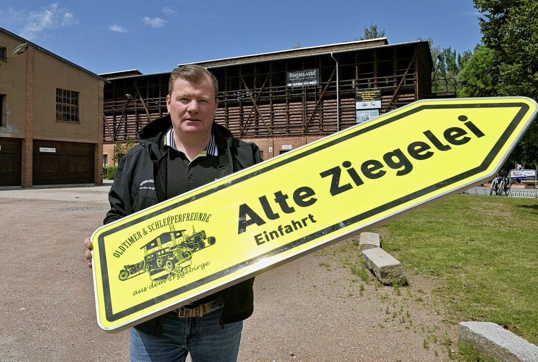 Oldtimer treffen sich an der Alten Ziegelei in Niederwürschnitz - In Niederwürschnitz startet am Sonntag das Oldtimertreffen der Oldtimer & Schlepperfreunde - Vereinschef Marcus Ehnert. Foto: Ralf Wendland