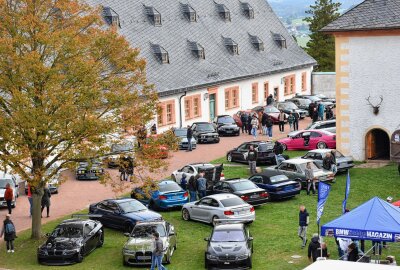 Oldtimer und getunte Schätzchen eroberen das Schloss Augustusburg - BMW Begeisterte treffen sich beim Schloss Augustusburg. Foto: Maik Bohn