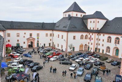 Oldtimer und getunte Schätzchen eroberen das Schloss Augustusburg - BMW Begeisterte treffen sich beim Schloss Augustusburg. Foto: Maik Bohn