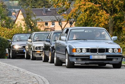 Oldtimer und getunte Schätzchen eroberen das Schloss Augustusburg - Im Fokus des Treffen steht die Bayrische Automarke. Foto: Maik Bohn