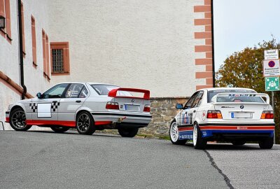 Oldtimer und getunte Schätzchen eroberen das Schloss Augustusburg - Im Fokus des Treffen steht die Bayrische Automarke. Foto: Maik Bohn