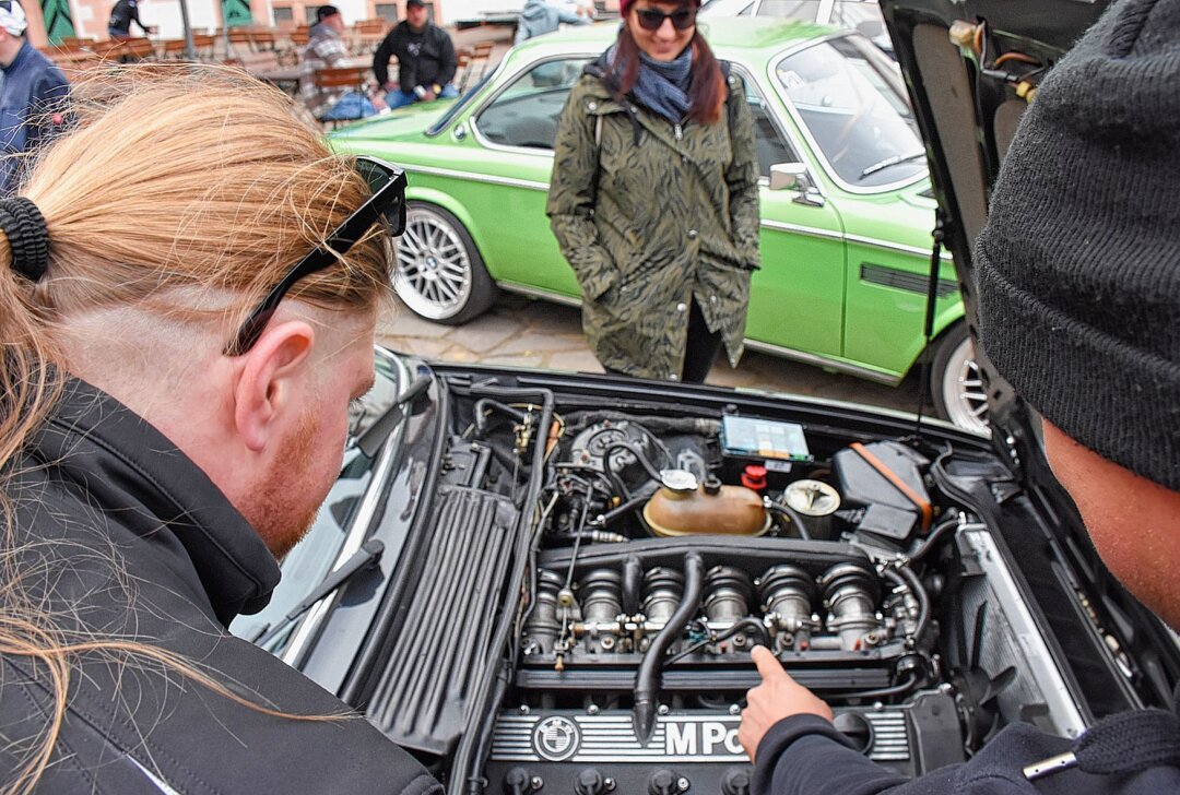 Oldtimer und getunte Schätzchen eroberen das Schloss Augustusburg - Im Fokus des Treffen steht die Bayrische Automarke. Foto: Maik Bohn