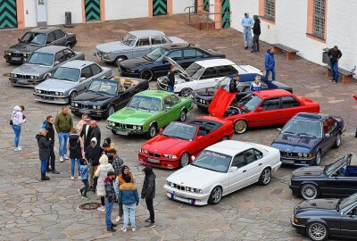 Oldtimer und getunte Schätzchen eroberen das Schloss Augustusburg - Ein reger Ausstausch und viele Autos zu sehen. Foto: Maik Bohn