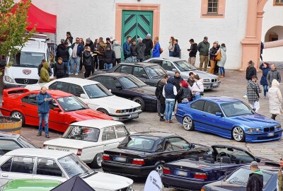 Oldtimer und getunte Schätzchen eroberen das Schloss Augustusburg - Ein reger Ausstausch und viele Autos zu sehen. Foto: Maik Bohn