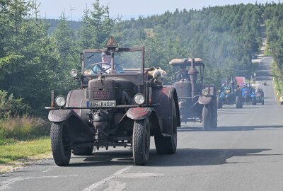 Oldtimer- und Schlepperfreunde waren auf dem Fichtelberg - Die Oldtimer- und Schlepperfreunde aus dem Erzgebirge sind bis auf den Fichtelberg gefahren. Foto: Ralf Wendland