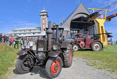 Oldtimer- und Schlepperfreunde waren auf dem Fichtelberg - Von Niederwürschnitz bis nach Oberwiesenthal auf den Fichtelberg sind es ungefähr 110 Kilometer hin und zurück. Foto: Ralf Wendland