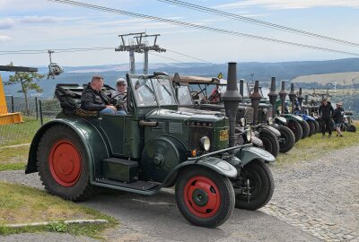 Oldtimer- und Schlepperfreunde waren auf dem Fichtelberg - Von Niederwürschnitz bis nach Oberwiesenthal auf den Fichtelberg sind es ungefähr 110 Kilometer hin und zurück. Foto: Ralf Wendland