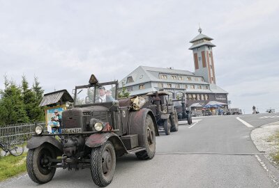 Oldtimer- und Schlepperfreunde waren auf dem Fichtelberg - Von Niederwürschnitz bis nach Oberwiesenthal auf den Fichtelberg sind es ungefähr 110 Kilometer hin und zurück. Foto: Ralf Wendland