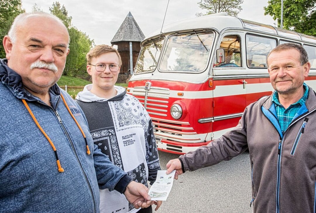 Oldtimertreffen im Erzgebirge: Historische Kraftomnibussen "treffen" sich zu Pfingsten - Rüdiger Partzsch, Niklas Beck und Lothar Fritzsche (v.l.) stehen vor einem 1951 gebauten Büssing-Bus. Dieses Jahr dreht sich das Geschehen des Oldtimertreffens in Lauta um historische Omnibusse. Foto: Jan Görner