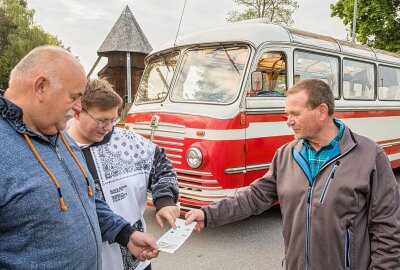 Oldtimertreffen im Erzgebirge: Historische Kraftomnibussen "treffen" sich zu Pfingsten - Rüdiger Partzsch, Niklas Beck und Lothar Fritzsche (v.l.) stehen vor einem 1951 gebauten Büssing-Bus. Dieses Jahr dreht sich das Geschehen des Oldtimertreffens in Lauta um historische Omnibusse. Foto: Jan Görner