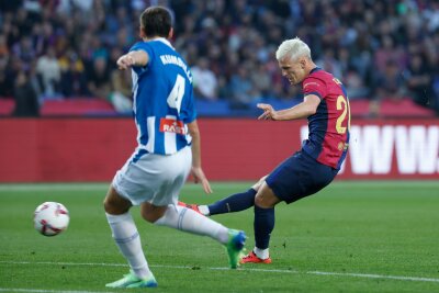 Olmo führt FC Barcelona zum Sieg im Stadtderby - Der Ex-Leipziger Dani Olmo (r) brachte den FC Barcelona im Stadtderby früh auf die Siegstraße.