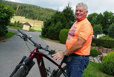 Olympiasieger aus dem Erzgebirge ist auch mit 70 immer noch fit - In seiner Freizeit ist Dettlef Günther oft auf seinem E-Bike unterwegs - oder neuerdings auch auf Golfplätzen. Foto: Andreas Bauer